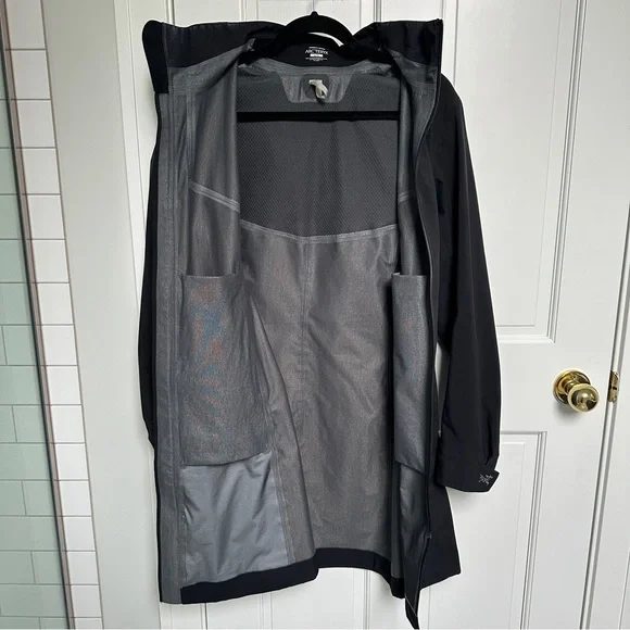 Arc’teryx Shell Rain Jacket - Picture 6 of 9
